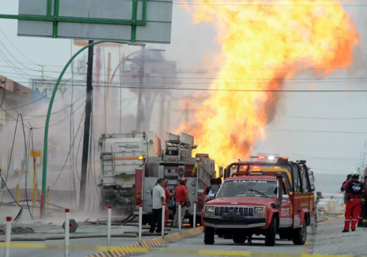 Incendio de camión de recarpeteo en NL