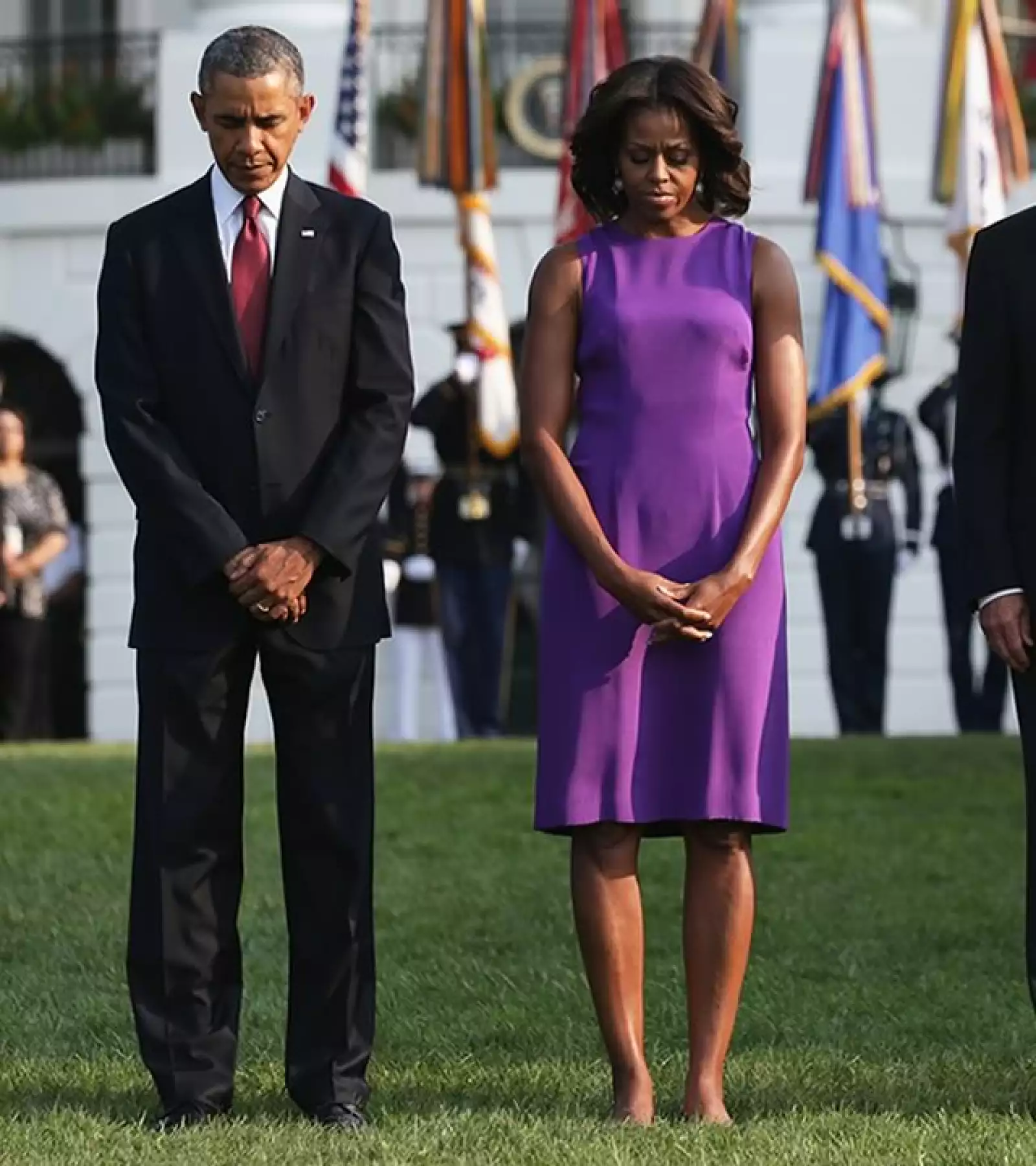 Impecable como siempre, Michelle asiste a una ceremonia con un vestido sin mangas color púrpura.