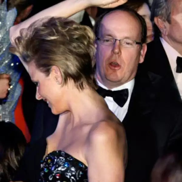 El Príncipe Alberto y su novia, Charlene bailaron y se diviertieron casi toda la noche.