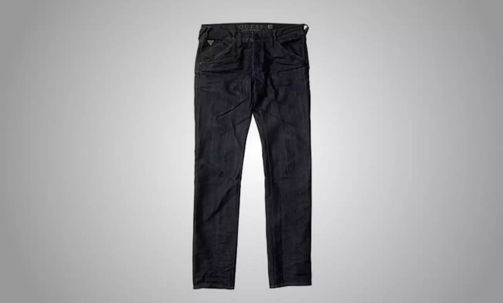 La colección se simplifica con los pantalones tipo “chino”, con costuras invertidas y detalles en las pinzas.