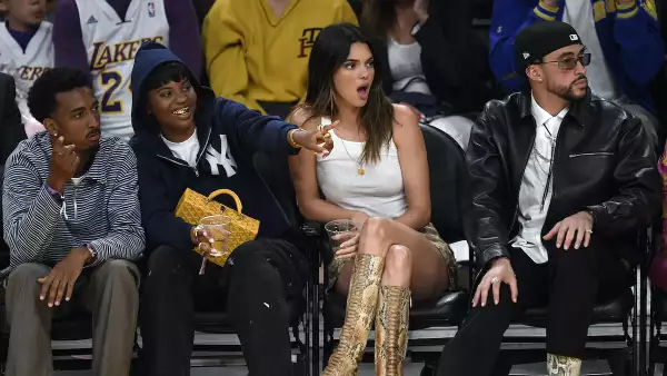 kendall jenner y bad bunny en partido de basquetball
