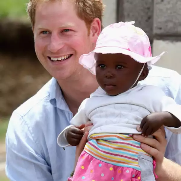 Ya conocemos la faceta infantil de Harry y es que se dice es un gran tío para el hijo de su hermano William y Kate Middleton.