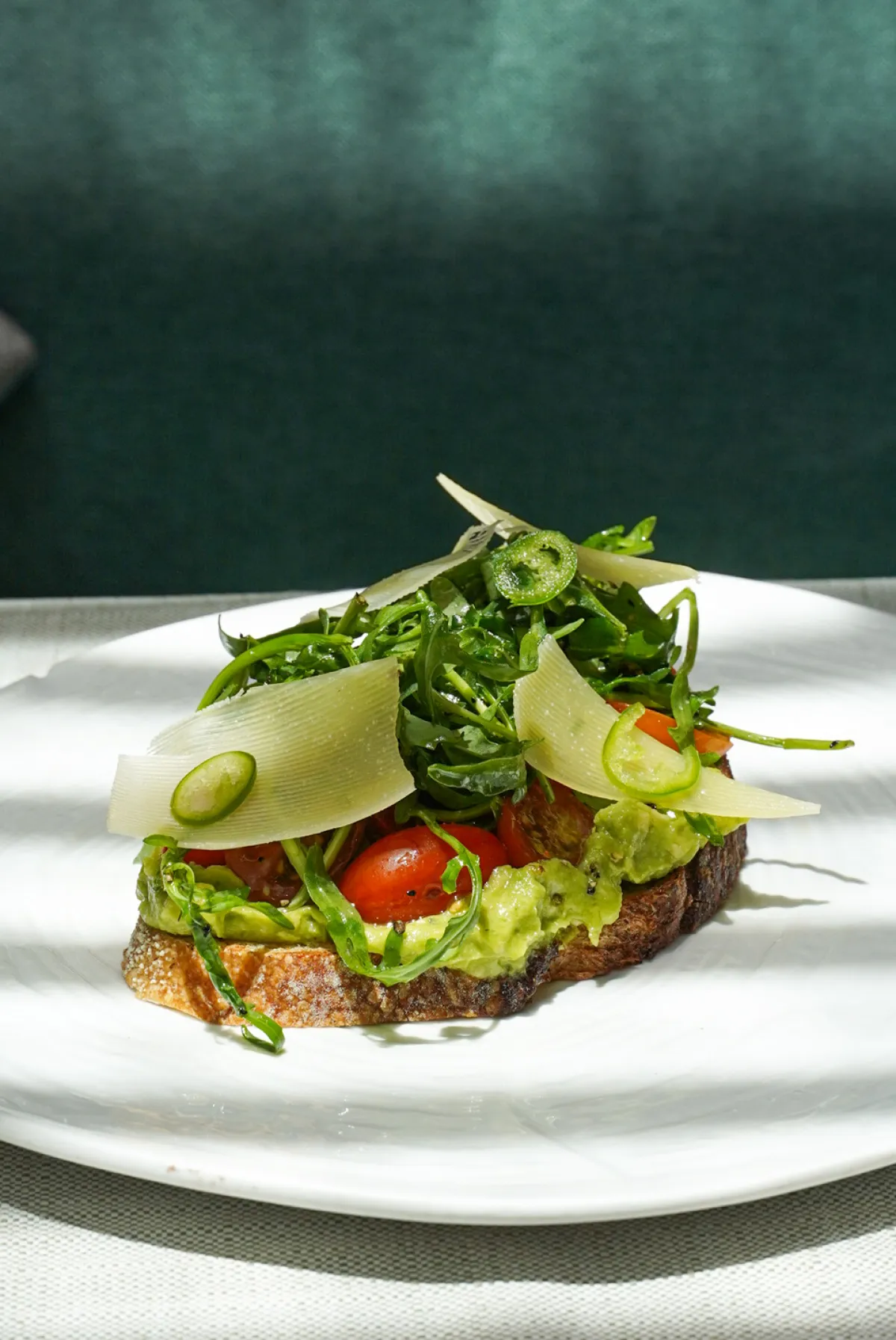 Platillo Avo toast en el restaurante Emilio