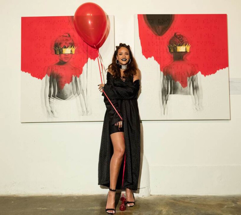 Rihanna posando en la galería con los óleos que pronto formarán de su disco ANTI.
