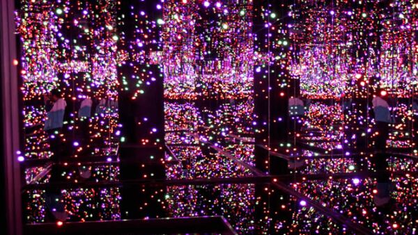 Cuenta con obras tan representativas como lo son sus “Infinity Nets”, así como la película “Kusama’s Self-Obliteration”, registros de sus happenings “Love-in Festival” y “Flower Orgy”.