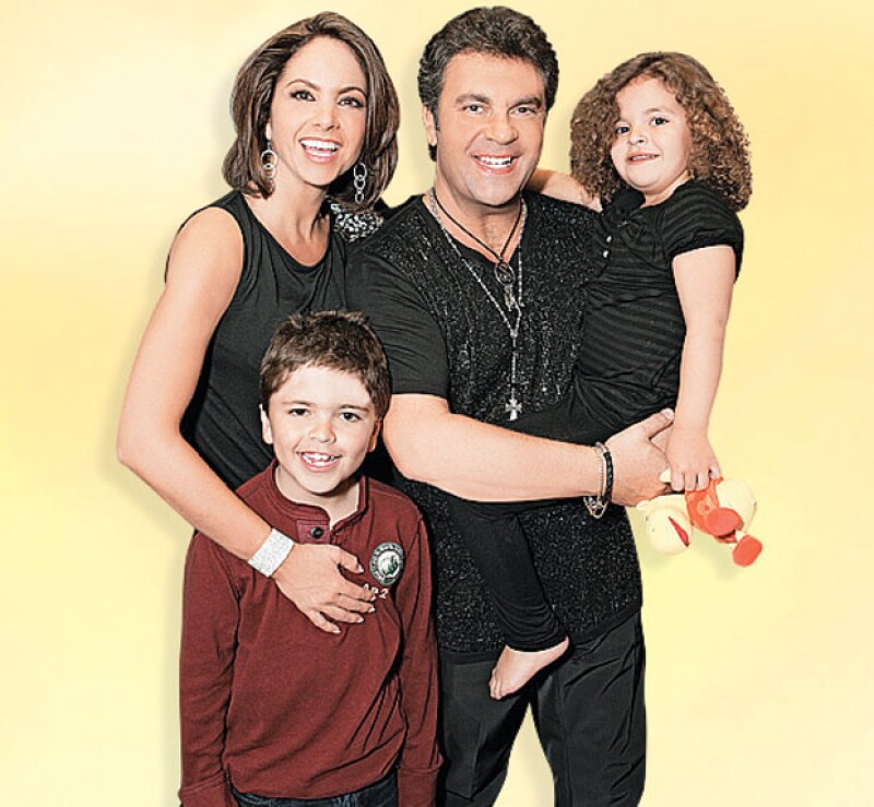Lucero y Mijares, hace algunos años, con sus hijos Lucerito y José Manuel.