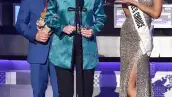 El error de Steve Harvey no podía pasar desapercibido en los premios, por lo que Jane Lynch decidió parodiarlo durante la noche.