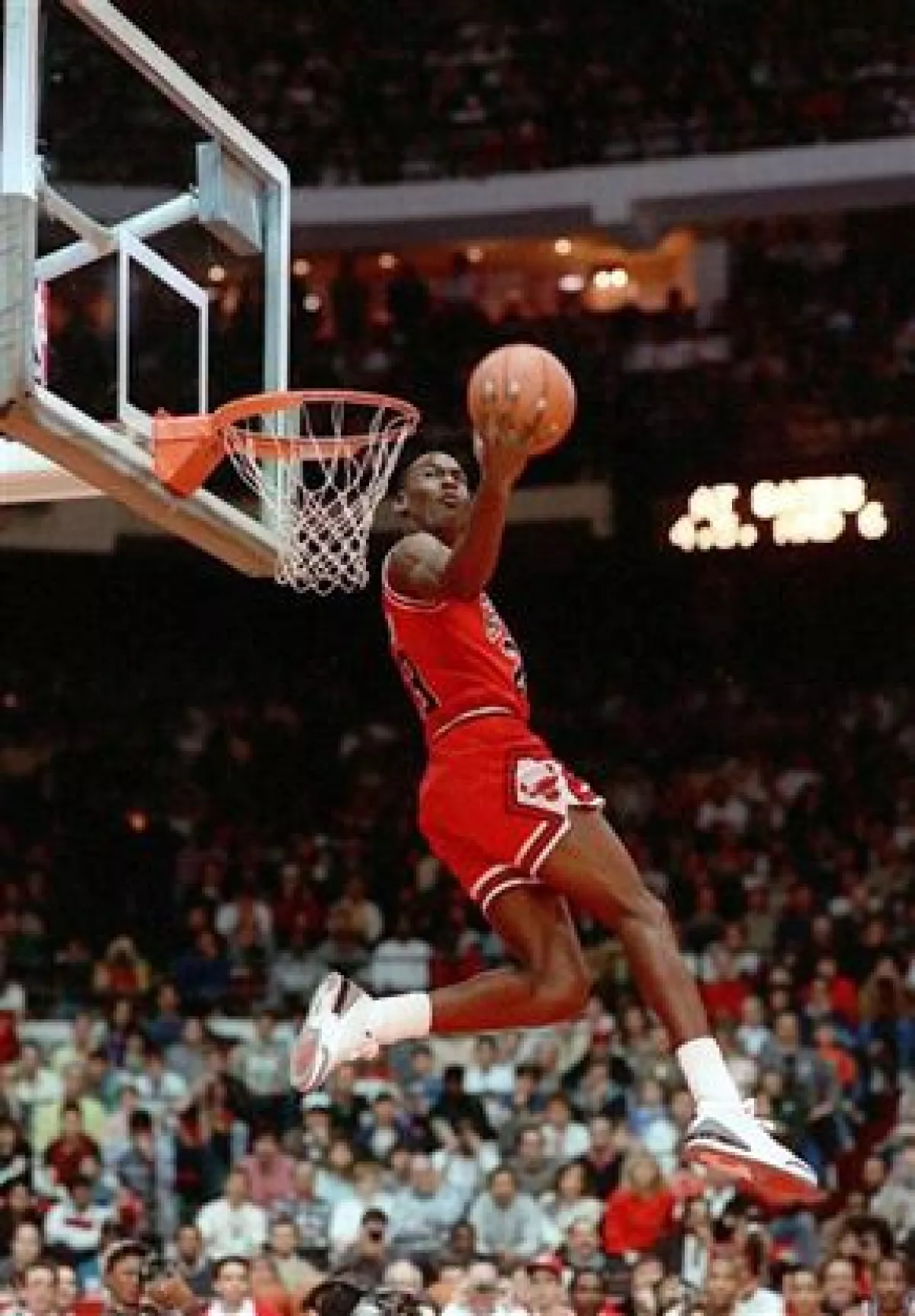 El casillero estaba autografiado por la estrella del baloncesto y fue rematado en 23 mil dólares.