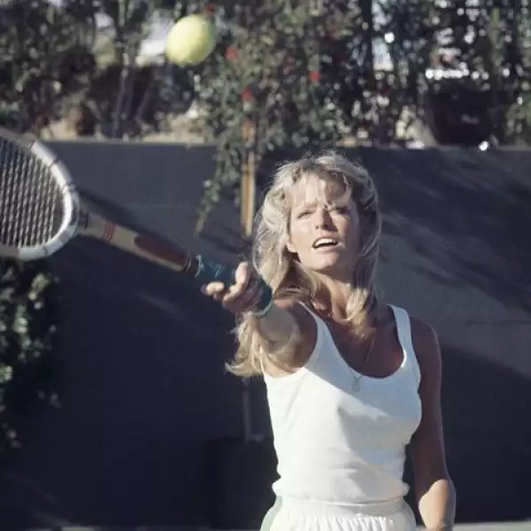 Uno de los pasatiempos de Farrah era jugar tenis. Claro, nunca perdía el estilo al hacerlo.