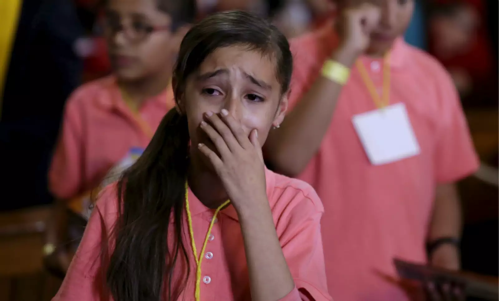 Una pequeña llora emocionada por la presencia del pontífice.