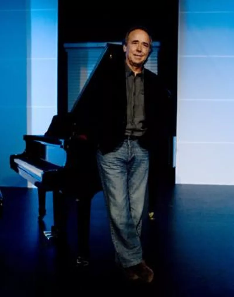 El cantante catalán defendió el carácter democrático de la revolución del presidente de Venezuela, al recordar que "no ha llegado al poder por otro camino que por las urnas".