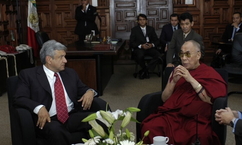 El Dalai Lama recibió el reconocimiento como visitante distinguido de la Ciudad de México en 2004 de manos de Andrés Manuel López Obrador, en ese entonces Jefe de Gobierno del DF.