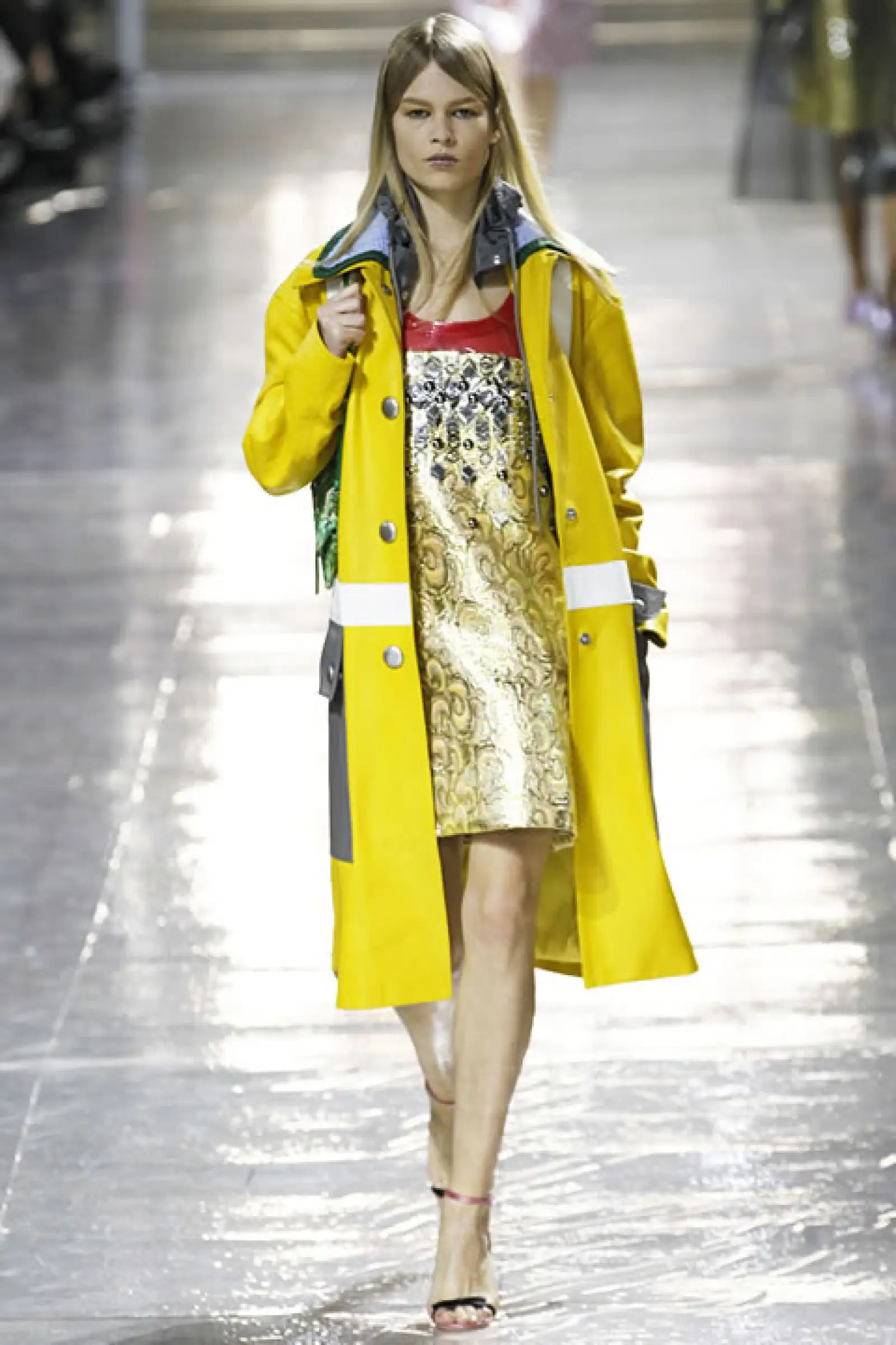 Miu Miu  Los colores brillantes y pasteles usados en abrigos y vestidos hacen de esta colección algo arriesgado y divertido.