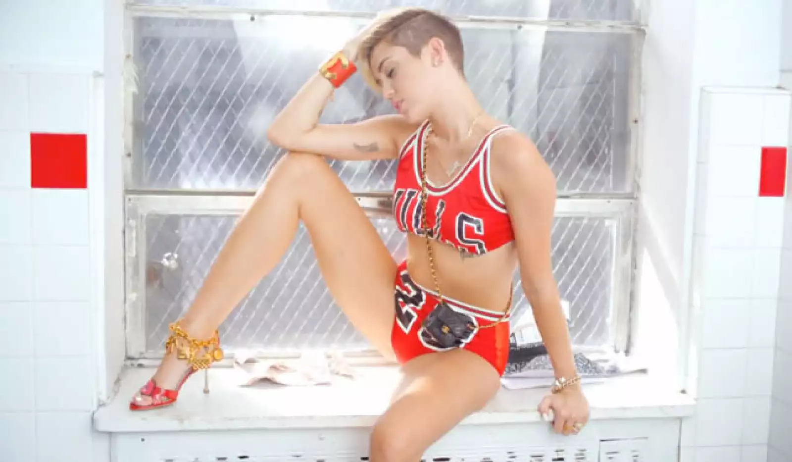 Presumió joyería Chanel para combinar su conjunto de basquetbolista.