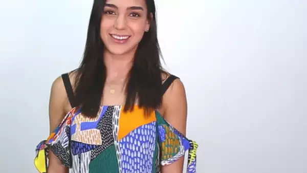 La estrella de teatro musical cumple nuestro reto y nos canta las canciones que le recuerdan nuestra lista de palabras como "familia", "sexy" y "fiesta".