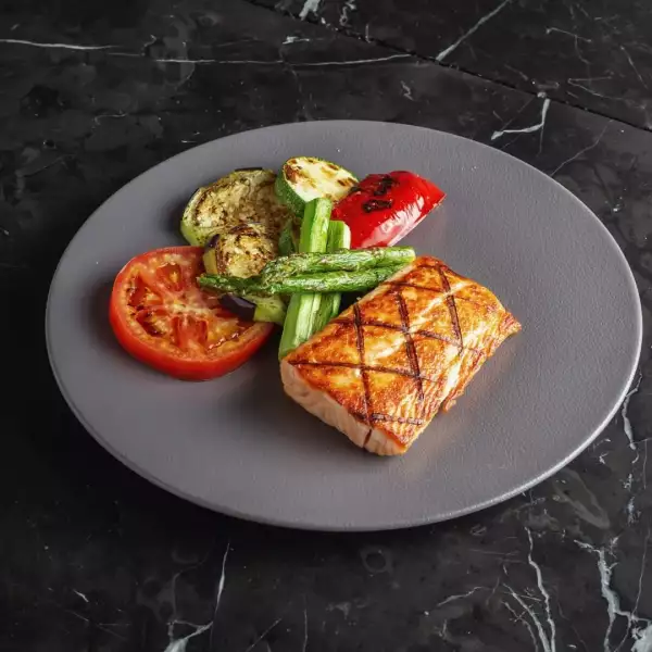 Platillo saludable con verduras asadas y salmón al grill