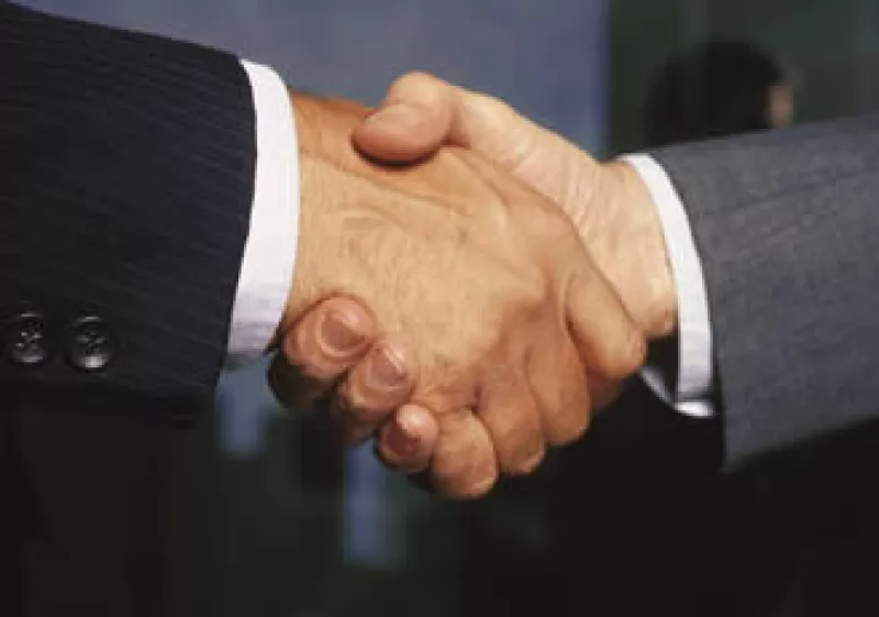 En épocas de crisis las pequeñas empresas pueden aliarse con sus competidores para generar un valor agregado a sus servicios o productos. (Foto: Jupiter Images)