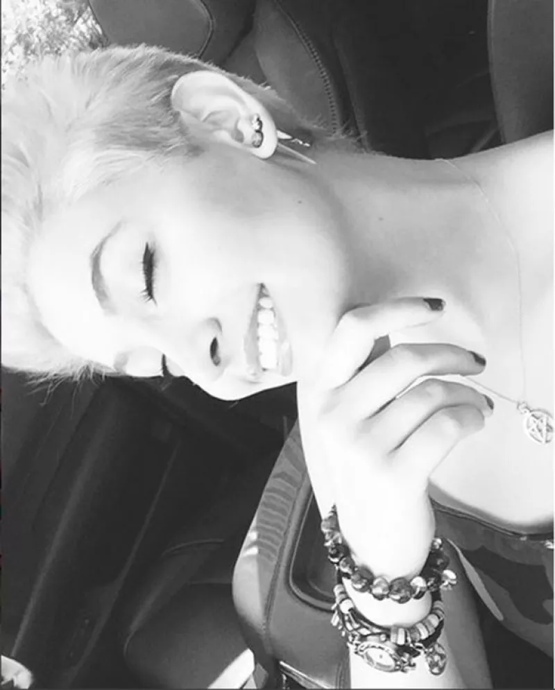 La joven de 17 años presumió en redes sociales su nuevo edgy hairstyle, ¿te gusta?