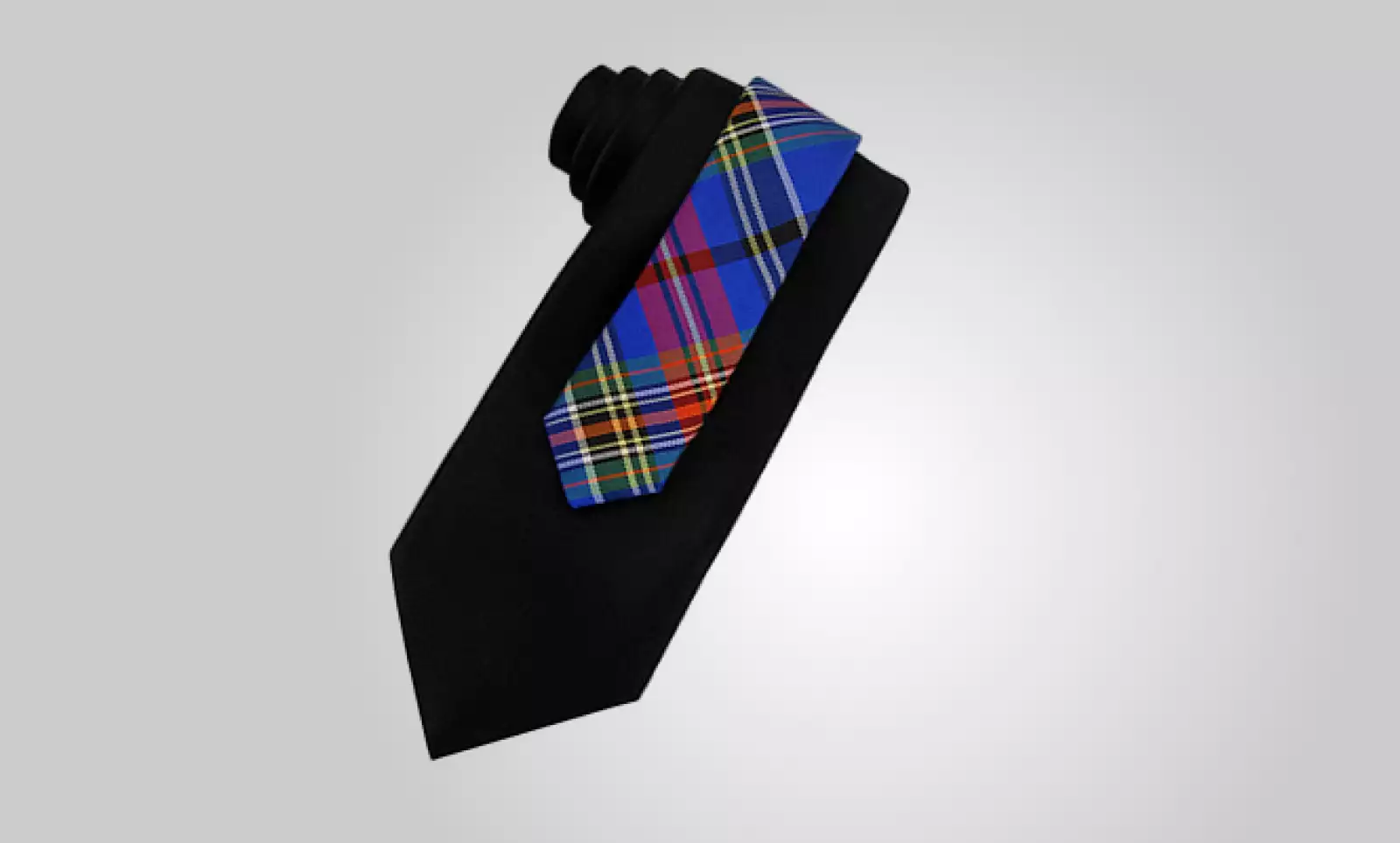 Esta corbata, en color azul, puede combinar con tu traje para celebrar la Noche Buena.