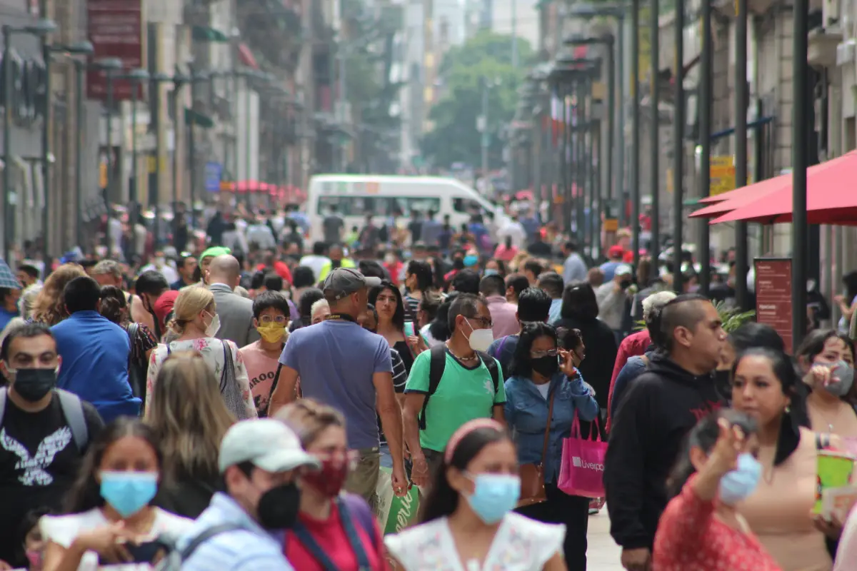 El uso del cubrebocas en CDMX será opcional desde abril. (Calle en el Centro con personas durante la pandemia). 