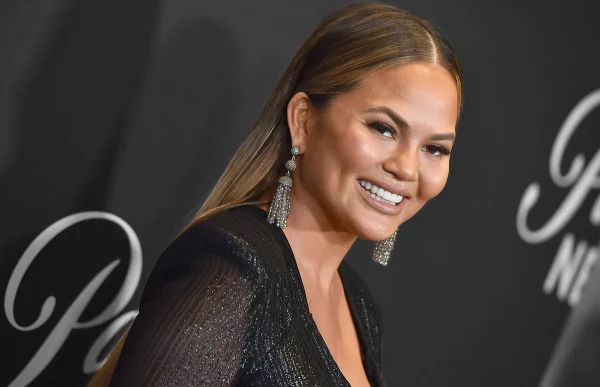 Chrissy-Teigen-se-negó-a-que-le-borraran-la-estrías