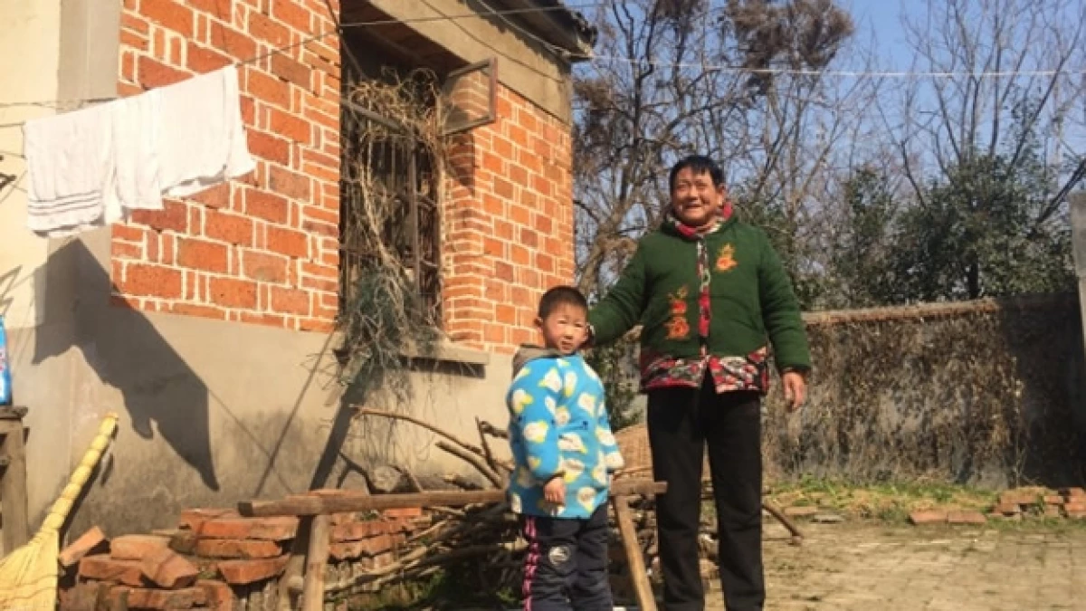Nieto seis anos Lu Yiming abuela Tang Xinying