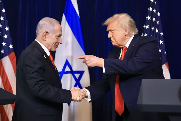 El presidente de los Estados Unidos, Donald Trump, estrecha la mano del primer ministro israelí, Benjamin Netanyahu, durante una conferencia de prensa en su club Mar-a-Lago el 29 de diciembre de 2025 en Palm Beach, Florida.
