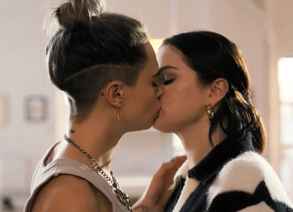 cara-delevigne-selena-gomez-kiss.jpg