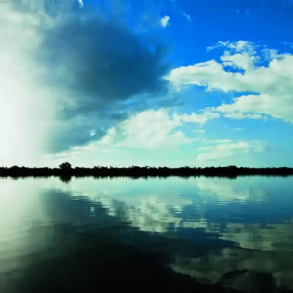 El cielo y la laguna se funden en un reflejo.