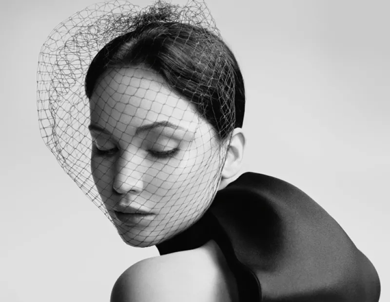 La estrella de la noche de los Premios de la Academia, sorprende con una elegante campaña para la firma Dior.