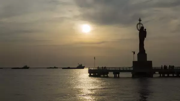 Las plataformas y embarcaciones anclan a las orillas del puerto de Ciudad del Carmen a la espera de que los precios del barril de crudo se recuperen, y reanimen las actividades.
