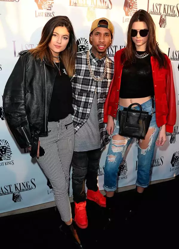 Esta es una de las primeras fotos que se tiene de Kylie y Tyga juntos, aquí aparecen junto a Kendall.