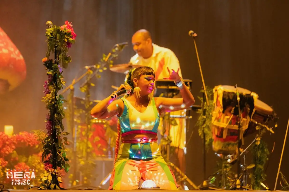 foto de Li Saumet en el show de cierre del fetival hera hsbc 2024. La cantante, hincada en el escenario, sostiene el micrófono y detrás de ella se ve el baterista de la banda.