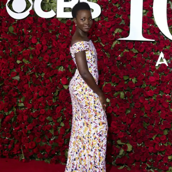 Lupita Nyongo en un vestido con estampado floral de Boss.
