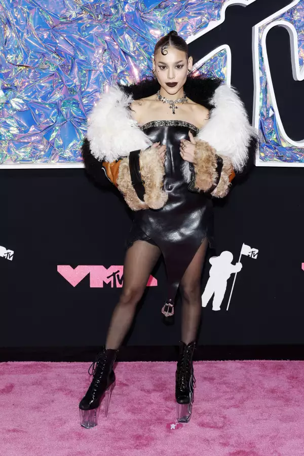 Danna Paola en la entrega de los MTV Video Music Awards