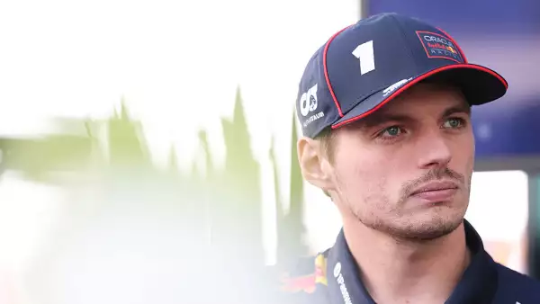 Foto de Max Verstappen con gorra de Red Bull Racing