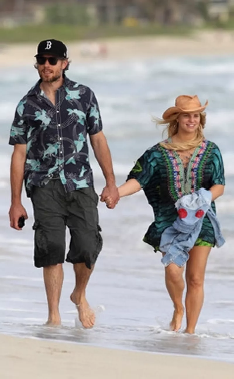 Parece que ahora que ya hizo público que viene en camino su segundo bebé, la cantante se ve más relajada y feliz al lado de su esposo, Eric Johnson.