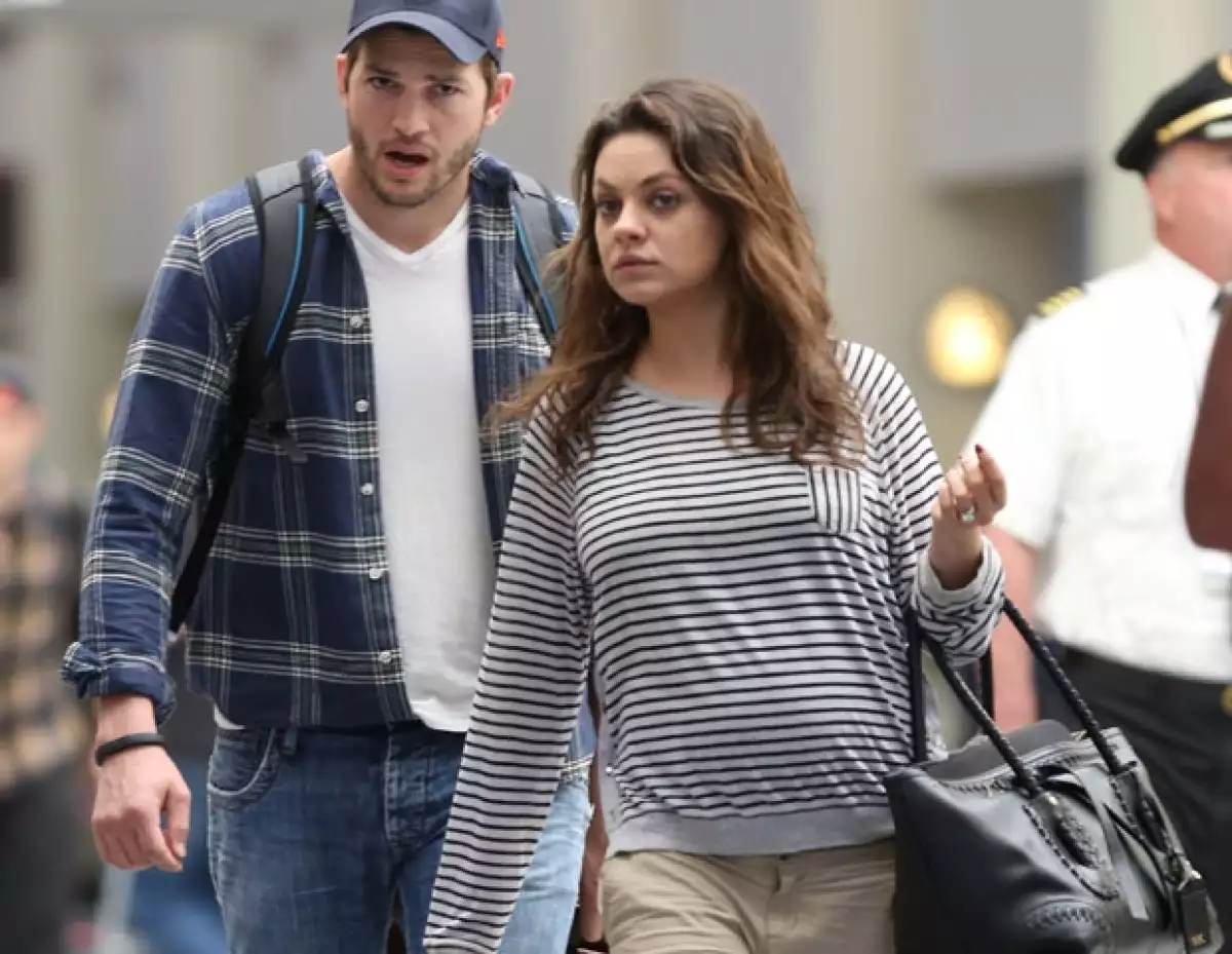 MIla y Ashton en el aeropuerto de Los Ángeles, California, de regreso de Lousiana.