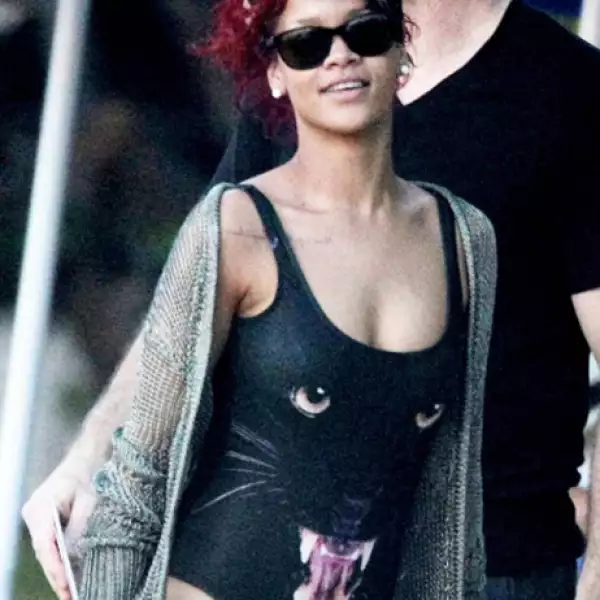 La cantante Rihanna se paseó por las playas de su natal Barbados un traje de baño completo de la marca We are Handsome.