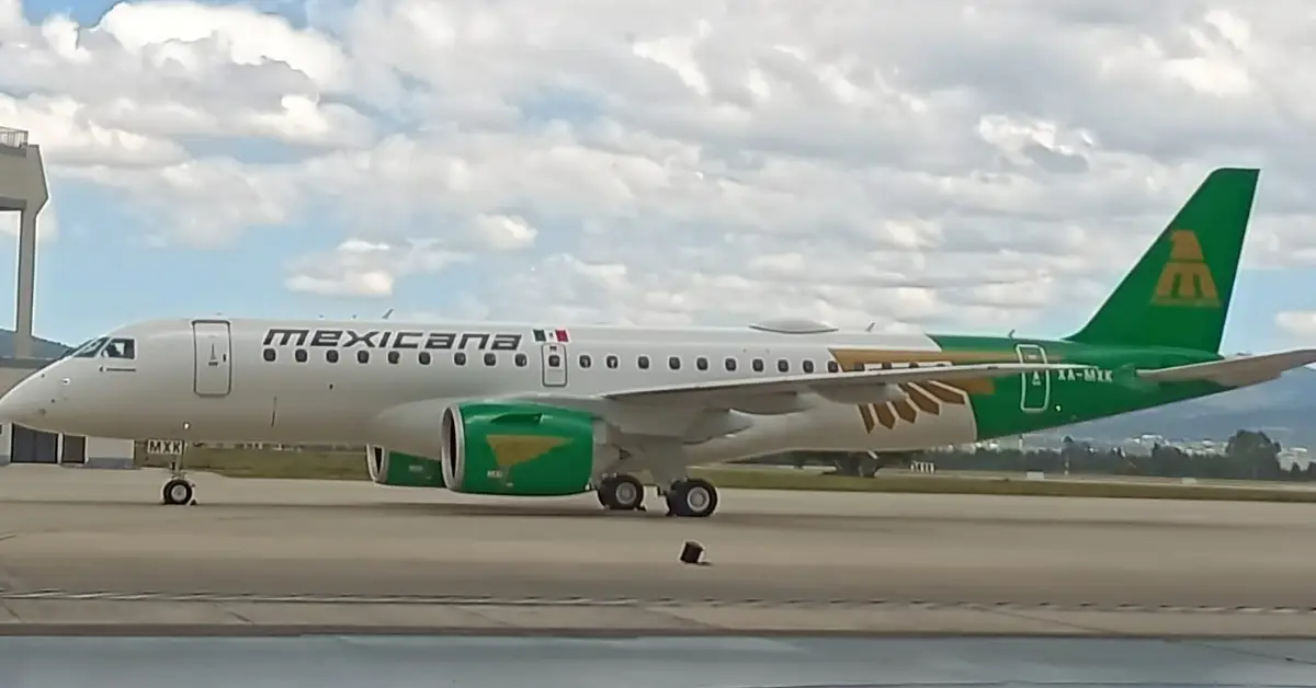 Aeronave en color blanca con verde y dorado en una pista con cielo despejado. Tiene las palabras Mexicana.jpg