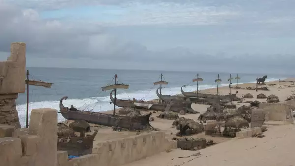 Troya barcos en playa.JPG