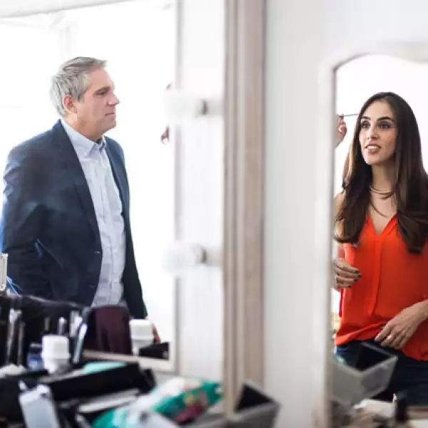 Estuvimos con los actores Sandra Echeverría y Arath de la Torre durante el backstage de los promocionales de Un novio para mi mujer, en la que interpretan a un matrimonio.