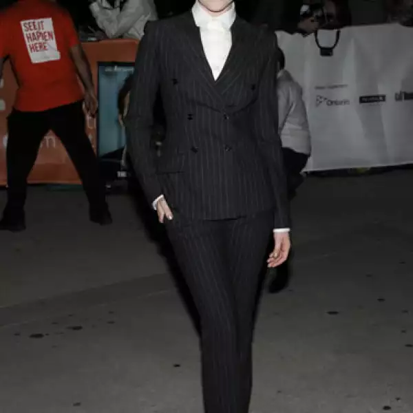 Evan Rachel Wood le dijo no al vestido por un rato y prefirió un poco de `menswear´. Se trata de un traje de Dolce & Gabbana.