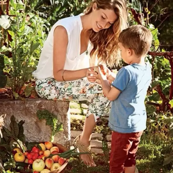 La modelo comparte con frecuencia hermosas postales, como esta, a lado de sus hijos.