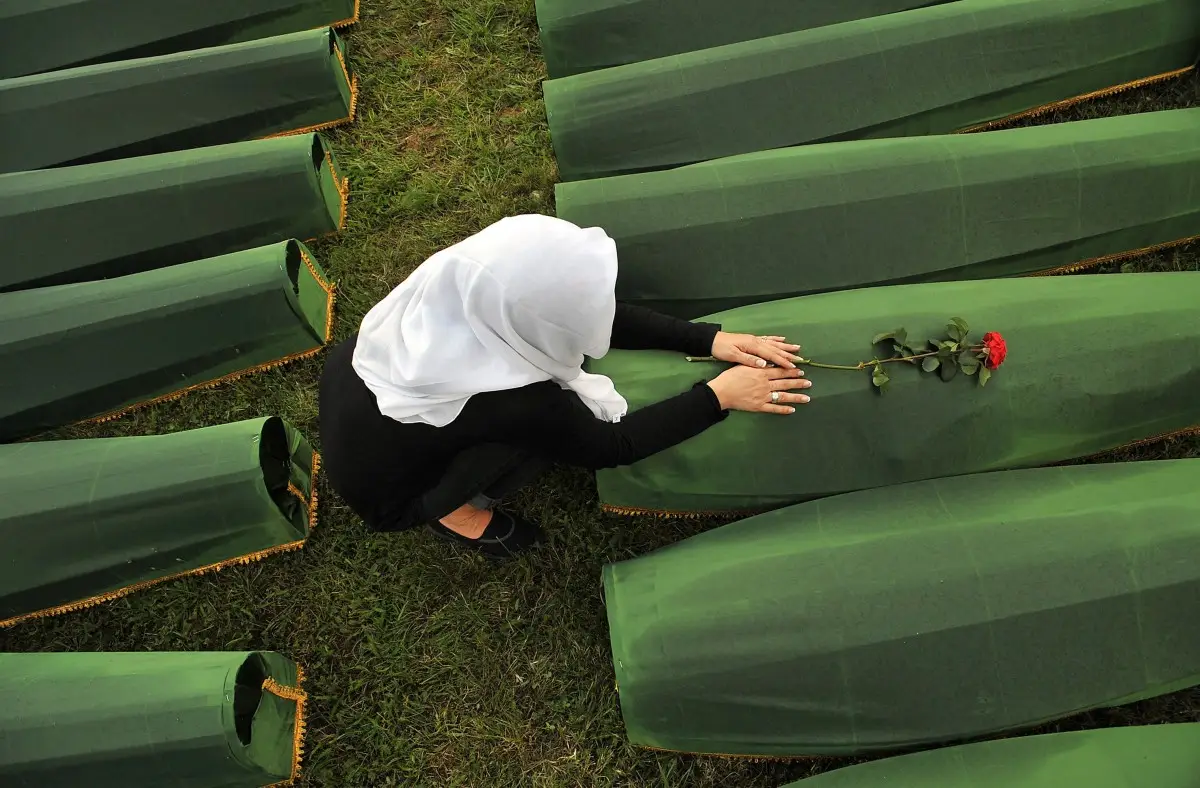 Una mujer musulmana bosnia, sobreviviente de la masacre de Srebrenica en 1995, llora por el ataúd de su pariente, en el cementerio conmemorativo en el pueblo de Potocarion, cerca de la ciudad oriental de Srebrenica, el 10 de julio de 2013. El 30 aniversario de la masacre de Srebrenica por parte de las fuerzas serbias de Bosnia tendrá lugar el 11 de julio de 2025