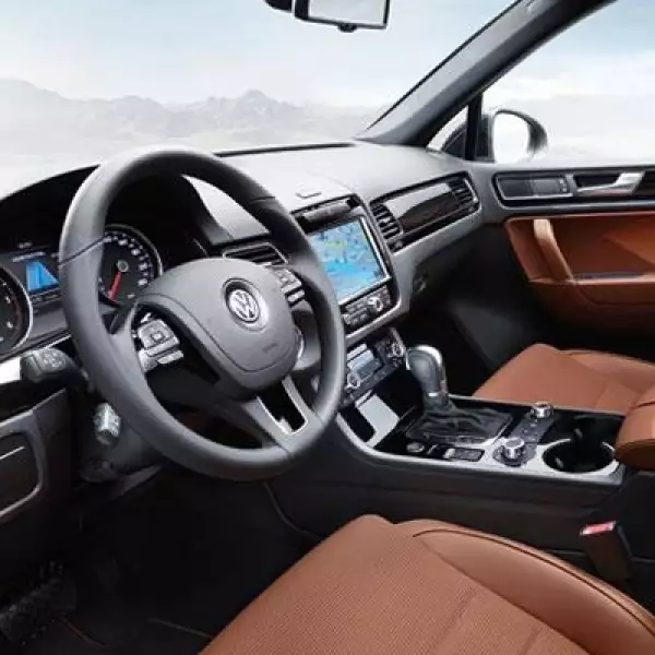 El habitáculo ofrece una serie de elementos que aumentan el lujo y la comodidad del interior. Para su realización se utilizaron materiales como el cuero Nappa y la madera ébano en las terminaciones de las puertas y del panel de instrumentos.