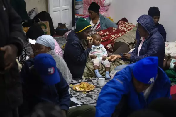 Los inmigrantes comparten una comida mientras se refugian en una mezquita en Gansbaai, a unos 140 km de Ciudad del Cabo, el 2 de junio de 2026, después de que fueran amenazados en las comunidades en las que viven.