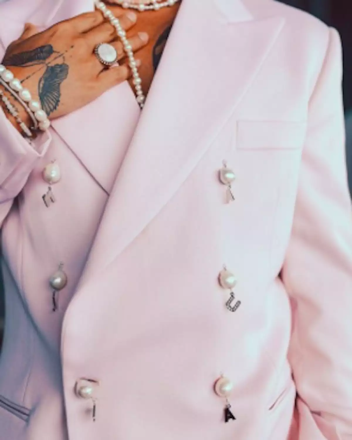 maluma-traje-rosa-billboard.jpg