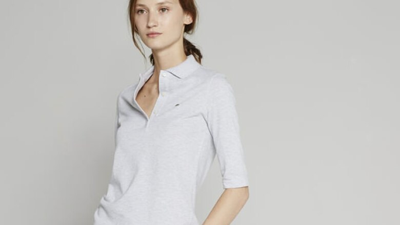La playera polo en colores claros, pastel e incluso brillantes es ideal por su comodidad y elegancia.