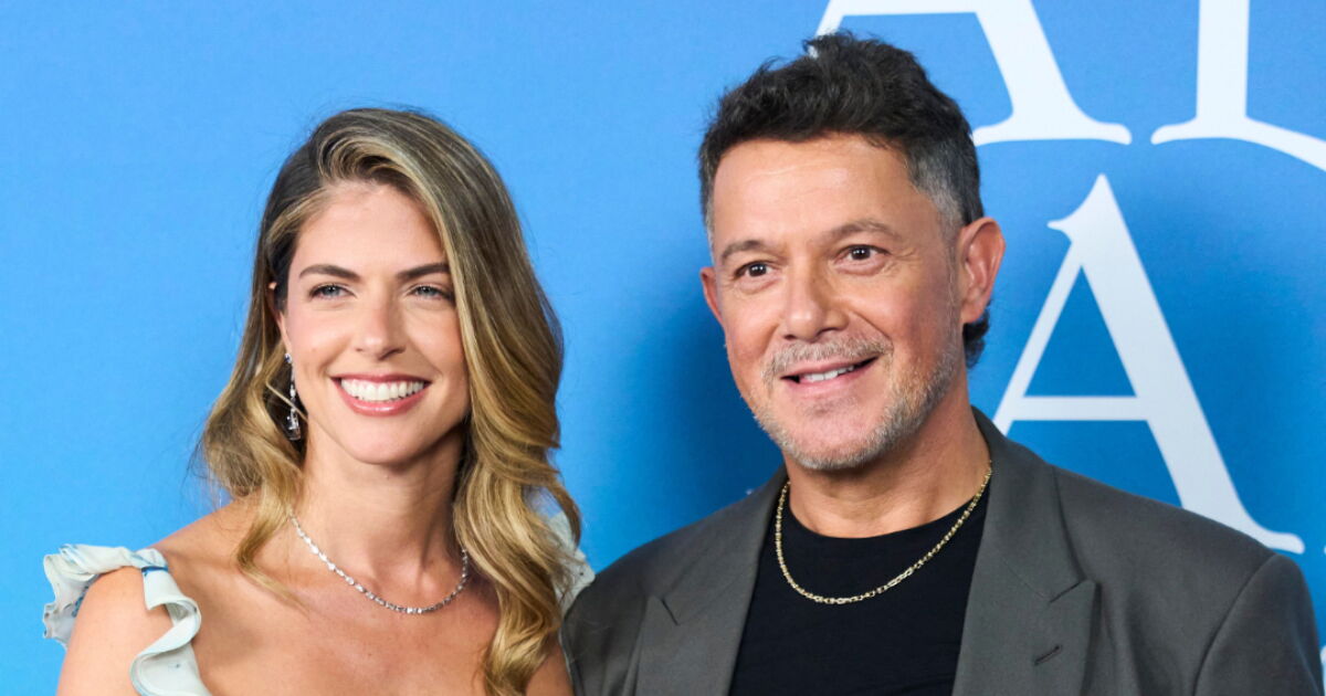 Súper enamorados: Alejandro Sanz y Stephanie Cayo posan juntos por primera vez en una alfombra roja en Madrid